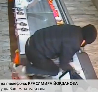 Крадецът, отмъкнал кутия за дарения от магазин в Бургас, разбил вратата с чук