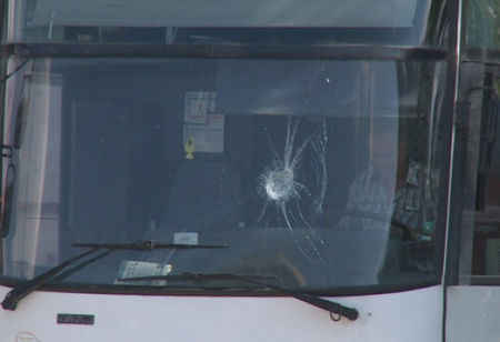 Екшън: Пътник в атобус подивя, почна да троши и нападна ченгета