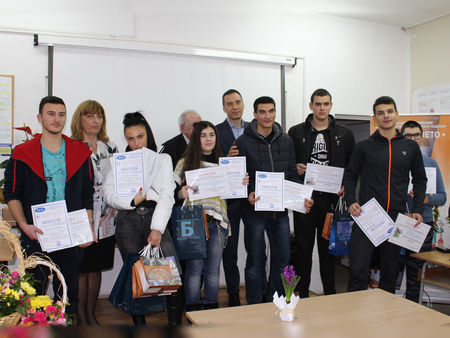 Кметът на Бургас Димитър Николов награди най-добрите млади строители и цветари