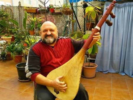 Див Козел гони зимата в Бургас с китара и мартеници