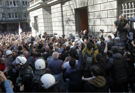 В Белград е страшно! Пред президентството почерня от народ, "жива верига на свободата" държи Вучич в капан