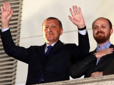 Партията на Ердоган засега води с малко в Истанбул и Анкара, но губи в кемалистката крепост Измир