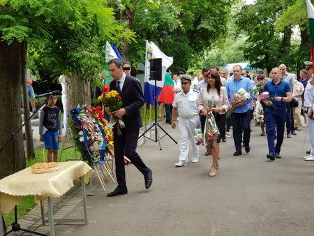 Вижте как Бургас почете паметта на Христо Ботев и загиналите за свободата на България