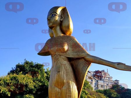 Открадната ли е ръката на египетска богиня от градинката пред Операта в Бургас