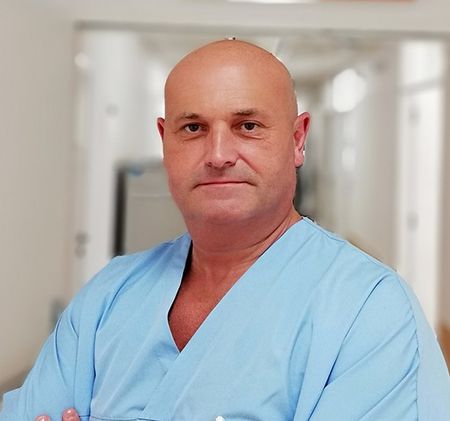 Водещият специалист в областта – неврохирургът д-р Димитър Харитонов, продължава да приема пациенти в МБАЛ „Сърце и  Мозък“