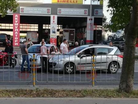 Катастрофа блокира движението на ул. "Индустриална" в час пик в Бургас