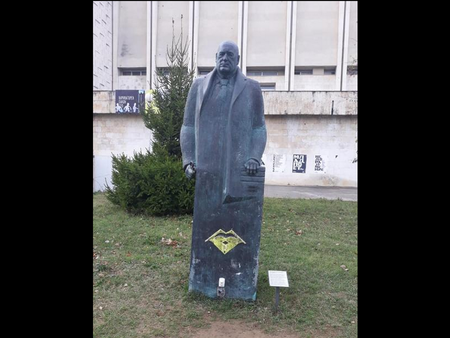 Статуя на премиера със светещи очи, кънтяща "Батальона се строявя", ошашави България