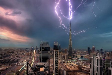 Мълния удари най-високата сграда в света – “Бурж Халифа”