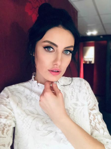 Крадци разбили вратата на Мис България Марина Войкова
