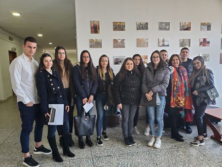 Ученици от Английската езикова гимназия в Бургас гостуваха на Окръжния съд