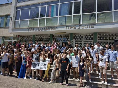 Със сълзи и гордост: Английската гимназия в Бургас изпрати тържествено Випуск 2020