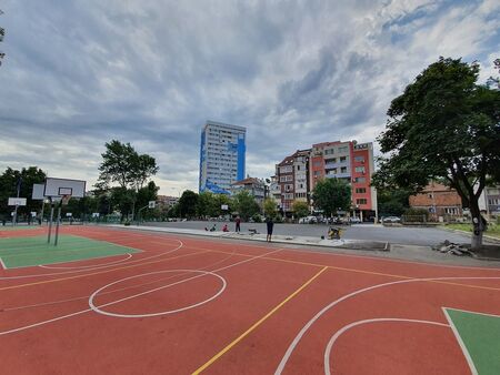 Ремонтират спортните площадки в дворовете на училищата „Любен Каравелов“ и „Пейо Яворов“