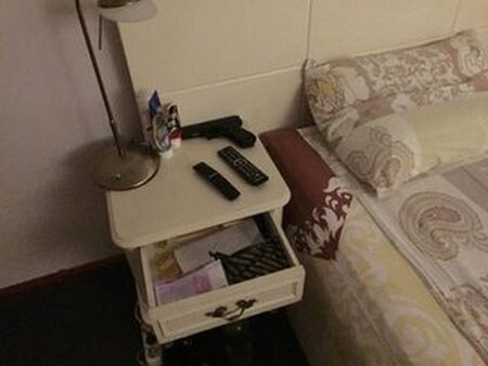 Разпитват 200 човека за снимките от спалнята на Бойко Борисов