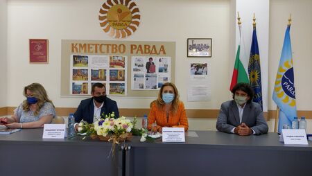 Вицепремиерът Марияна Николова пред туристическия бранш в Равда: Трябва да запазим българските туристи по родното Черноморие