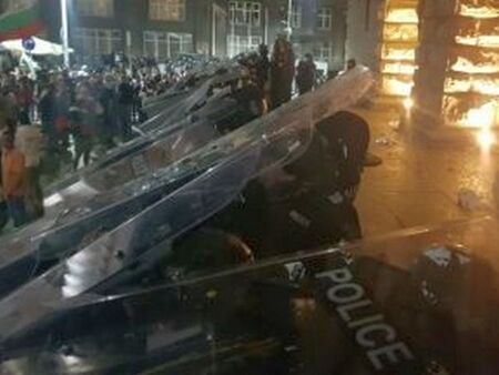 Още 10 полицаи са ранени при протеста тази вечер, мъж е с черепно-мозъчна травма