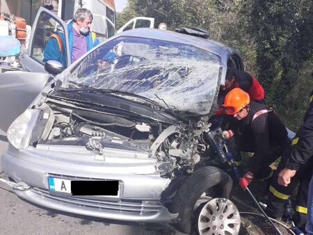 Трагедия след челния сблъсък на пътя Айтос-Руен, издъхна единият от ранените