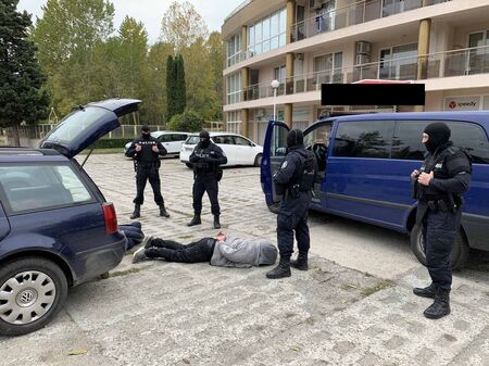Зрелищна спецакция: Арестуваха двама изгладнели варненци, обирали наред апартаменти в Бургас