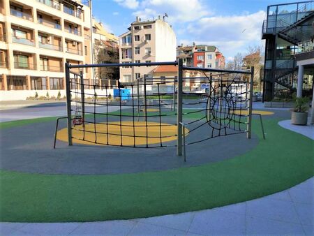 Понеже в района няма място за детски площадки, направиха такава в двора на библиотеката в Бургас
