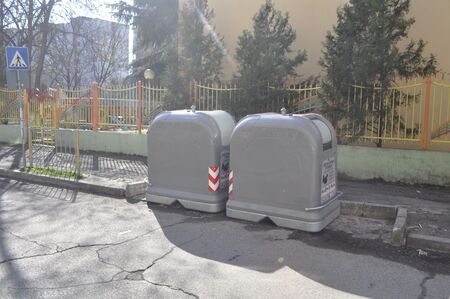 Продължава миенето и дезинфекцирането на контейнери за смет в Бургас