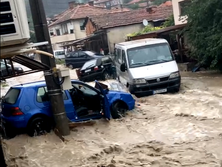 Воден апокалипсис в Котел: Страшна буря удари града, превърна улиците в реки и наводни къщи (ВИДЕО)