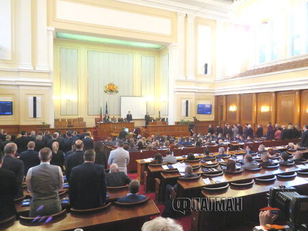 Мика Зайкова открива първото заседание на парламента