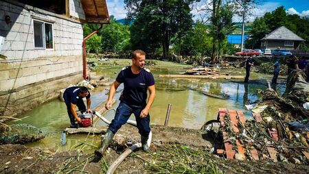 Двама души са загинали при наводнения в Румъния