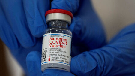 Двама души починаха след COVID ваксина на "Модерна" в Япония