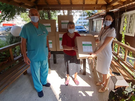 Болнично настоятелство „Вяра, Надежда, Любов" и МБАЛ „Бургасмед“ дариха важни предпазни средства на дом за възрастни хора