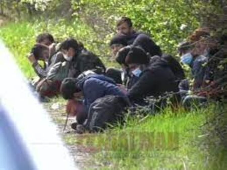 Задържаха 23 нелегални мигранти и двама каналджии край Малко Търново