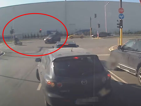 Брутално видео 18+: Моторист загина при зверска катастрофа