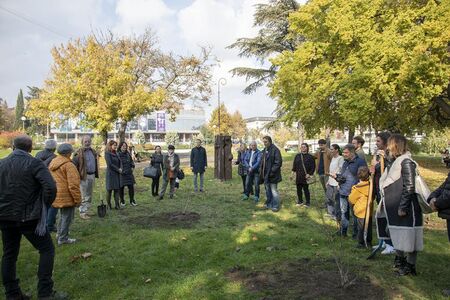 Актьори посадиха „Вишнева градина“ близо до театъра в Стара Загора