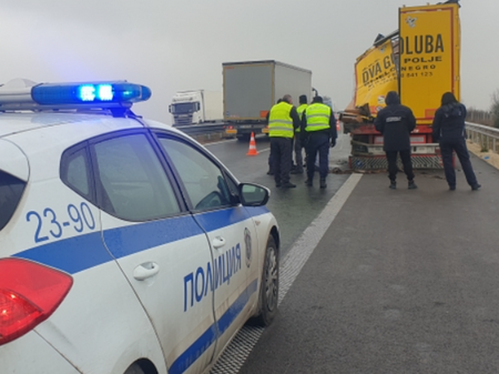 Касапница на АМ "Тракия": Камион се заби в спрял между две ленти тир, един е загинал
