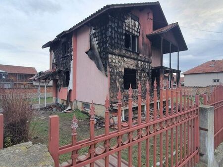 Светеща коледна украса подпалила къщата, в която загинаха баща и двете му деца