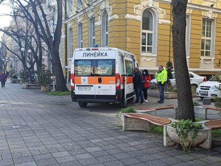 Извънредно! Линейка влезе на ул."Александровска"