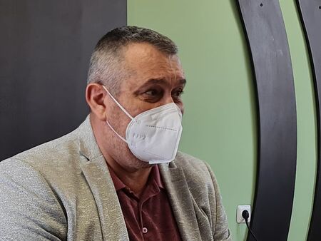 Директорът на РЗИ Бургас д-р Георги Паздеров пред Флагман: Кривата на пандемията вече не е стръмна, отвесна е!