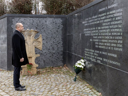 Румен Радев с цветя пред паметник на жертвите на комунизма, евродепутат му сваля шапка