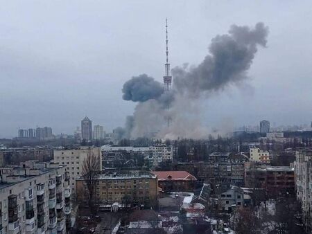 Удариха телевизионната кула в Киев (ВИДЕО)