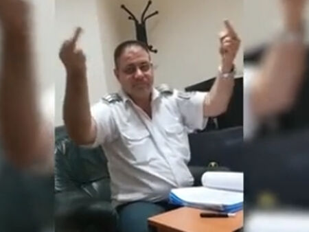 Бомба във Флагман! Зам.-началникът в ГКПП Лесово Николай Димитров размахва гордо средни пръсти от бюрото си (ВИДЕО)