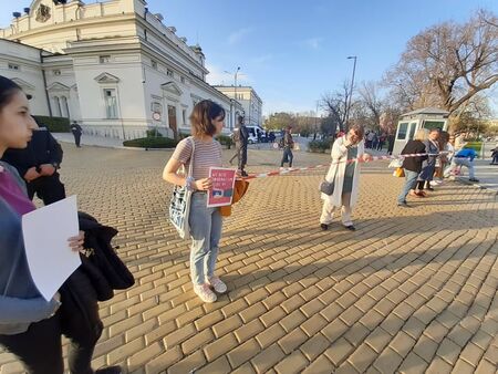 Журналисти опънаха червена лента около парламента заради Карбовски и Тошко Йорданов