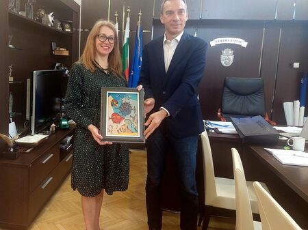 Кметът Димитър Николов и посланикът на Естония Н.Пр. Ингрид Кресел откриха изложла "100 години дипломатически отношения"