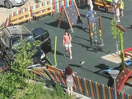 Глобиха с 20 лева жената, която влезе с джип в детска площадка в Сливен