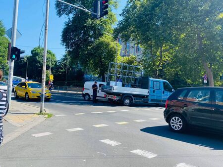 Извънредно! Катастрофа между бус и баничарка затапи кръстовището до Механото в Бургас