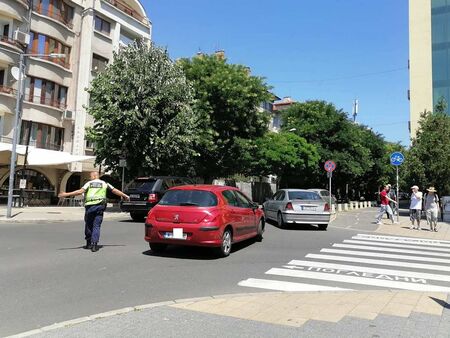 Пежо и БМВ се удариха на кръстовището на подземната улица в Бургас