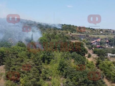 Кадри от дрон показват мащаба на бедствието край Бургас, огънят е на метри от първите къщи (ВИДЕО)