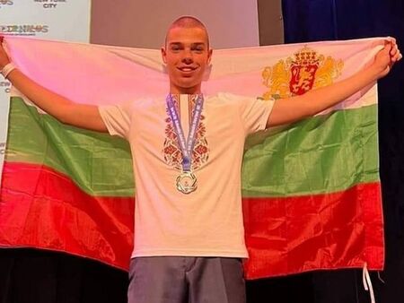 Гордост за Бургас! Панайот Димитров донесе сребърен медал от олимпиадата по математика в Ню Йорк