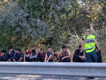 Над 50 нелегални бежанци са задържани от граничните полицаи между Созопол и Бургас