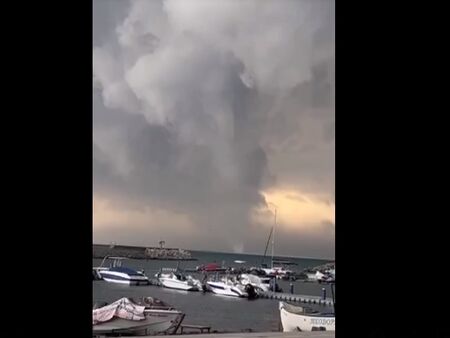 Видео показа и торнадо над морето в Бургаско