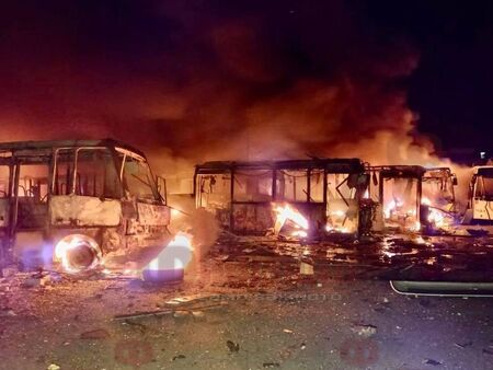 Шок и ужас в Днипро: Изгоряха 50 автобуса след ракетен удар, има жертви