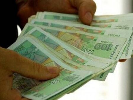 Двама на трима българи не знаят как ще се справят финансово, ограничават покупките си
