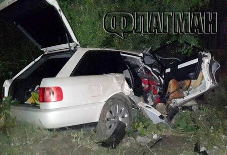 Черен петък след касапница на пътя: Кола се удари в стълб, двама младежи загинаха